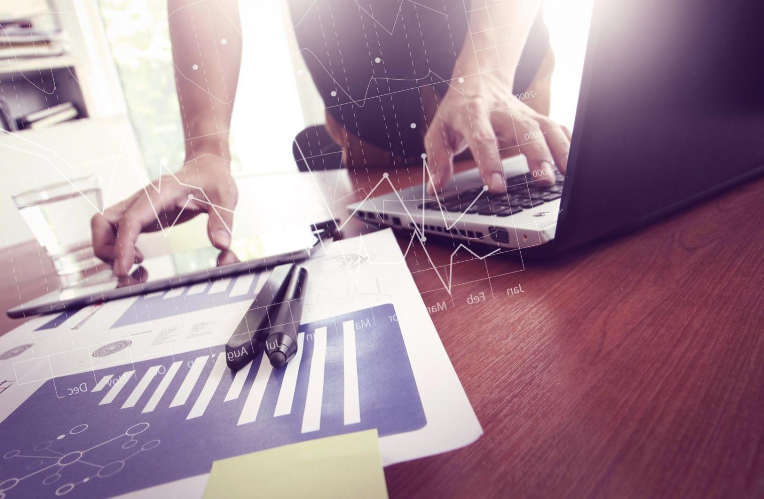 Teilnehmer bei der Bearbeitung von Seminaraufgaben